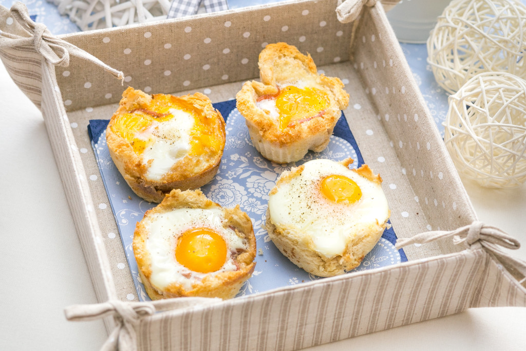 Śniadanie do łóżka - Jajka sadzone w chlebowych miseczkach