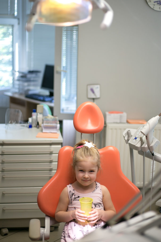 dziecko boi się dentysty