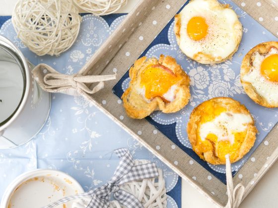 Śniadanie do łóżka - Jajka sadzone w chlebowych miseczkach
