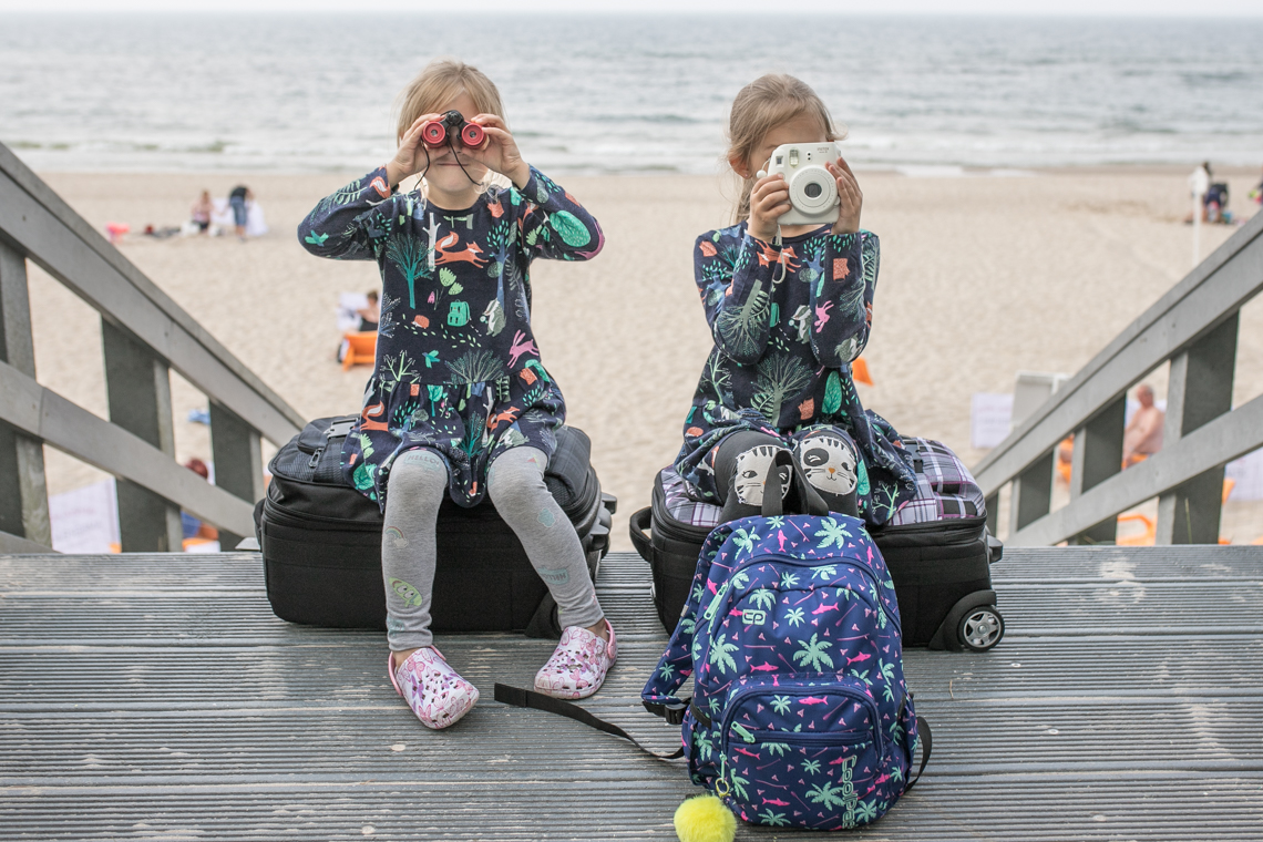Jak spakować dzieci na wakacje, walizki na podróż, bagaż podręczny