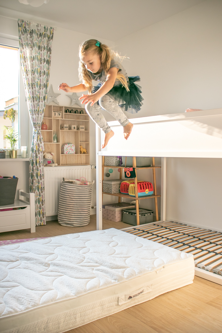 Łóżko piętrowe dla dwójki dzieci, materace, pościel i dodatki