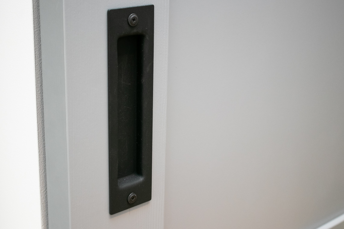 Korytarz w bloku z drzwiami przesuwnymi, reno drzwi, drzwi przesuwne, szare drzwi